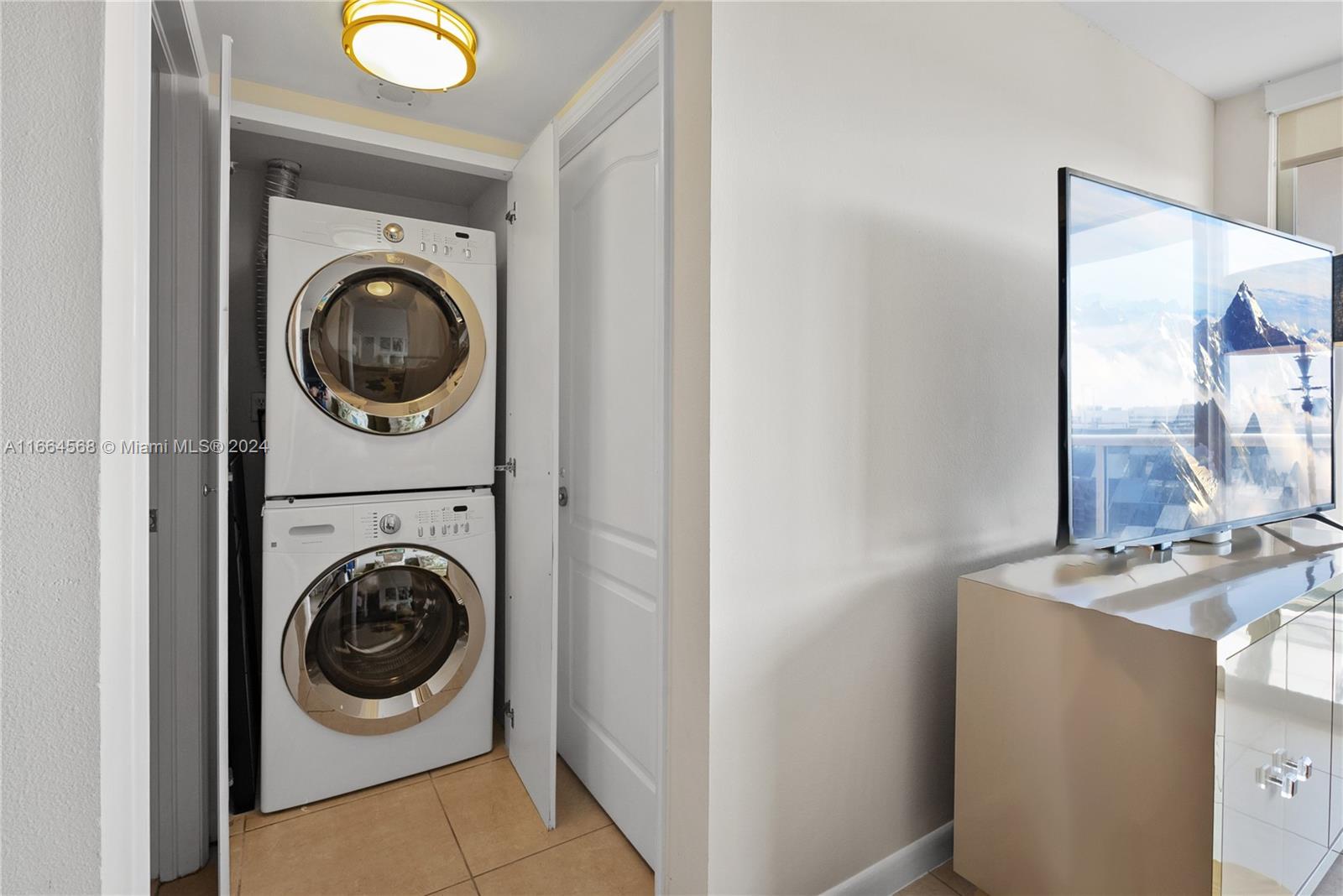 SUNSET HARBOUR SOUTH COND - Residential Lease