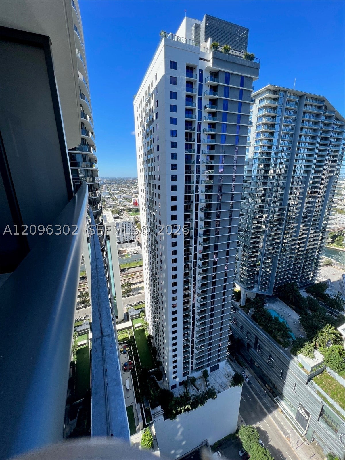45 SW 9th St 3709