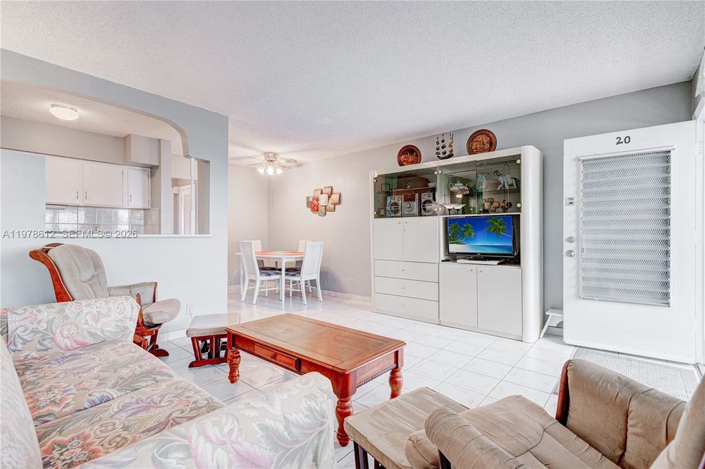 Photo of 800 SW 10th Ter #20T, Hallandale Beach, FL 33009 (MLS # A11978612)