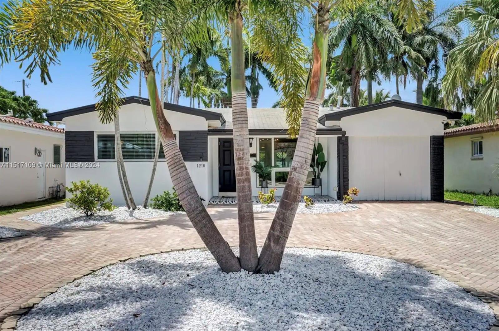 Property for Sale at 1210 Lincoln St, Hollywood, Broward County, Florida - Bedrooms: 5 
Bathrooms: 2  - $1,095,000