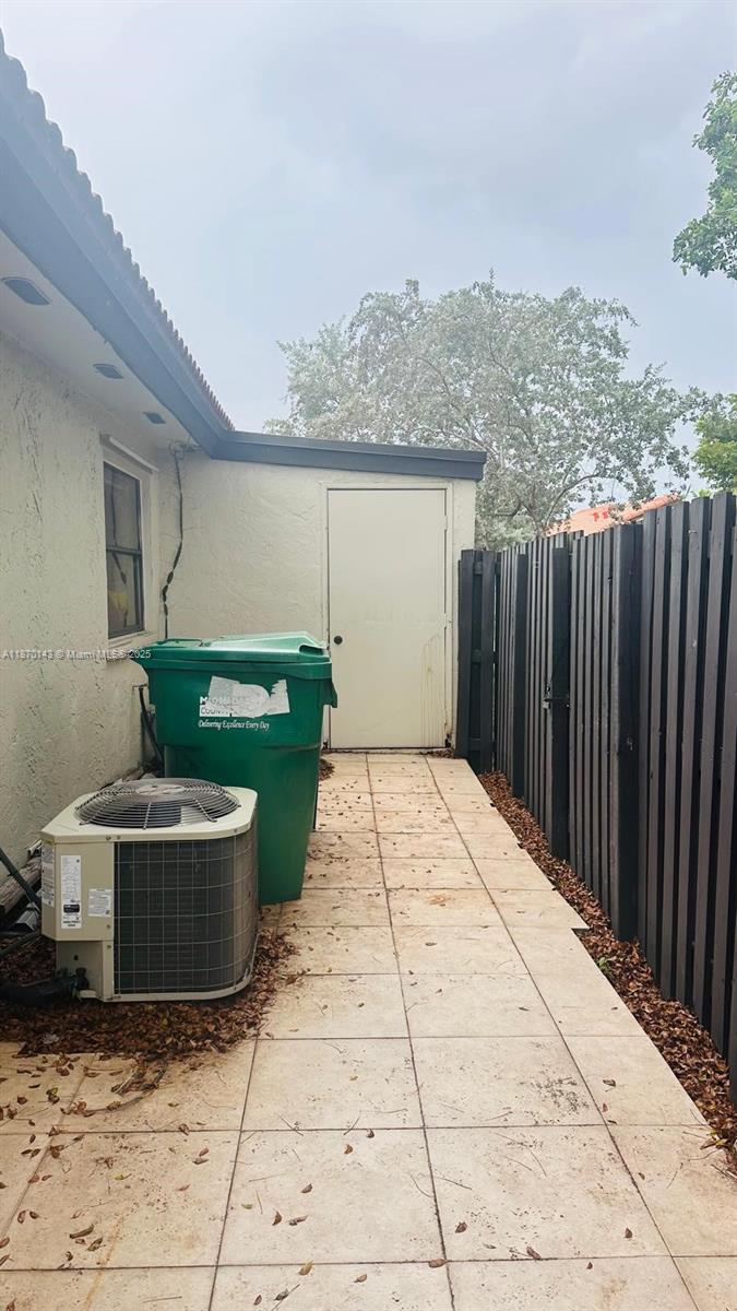 LAKES MEADOW VILG HOMES C - Residential Lease