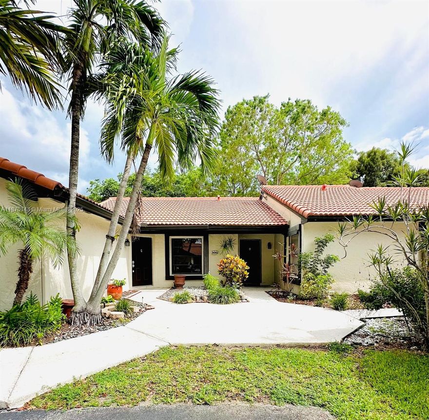 Charming villa for rent in the desirable Lakes of the Meadow community in Kendall. This remodeled residence offers 2 bedrooms and 1 modern bathroom, thoughtfully designed for comfort and style, ideal for couples or small families. Stunning kitchen with sleek cabinetry, quartz countertops, and stainless steel appliances, blending elegance and functionality. The bathroom was upgraded with contemporary finishes, creating a spa-like retreat.

Additional highlights include a washer and dryer, a terrace with a small private patio for outdoor relaxation, and terracotta floors that bring warmth and character. Residents enjoy access to a beautiful clubhouse with pool, tennis courts, and family-friendly amenities, all within a neighborhood surrounded by lush greenery and nature.