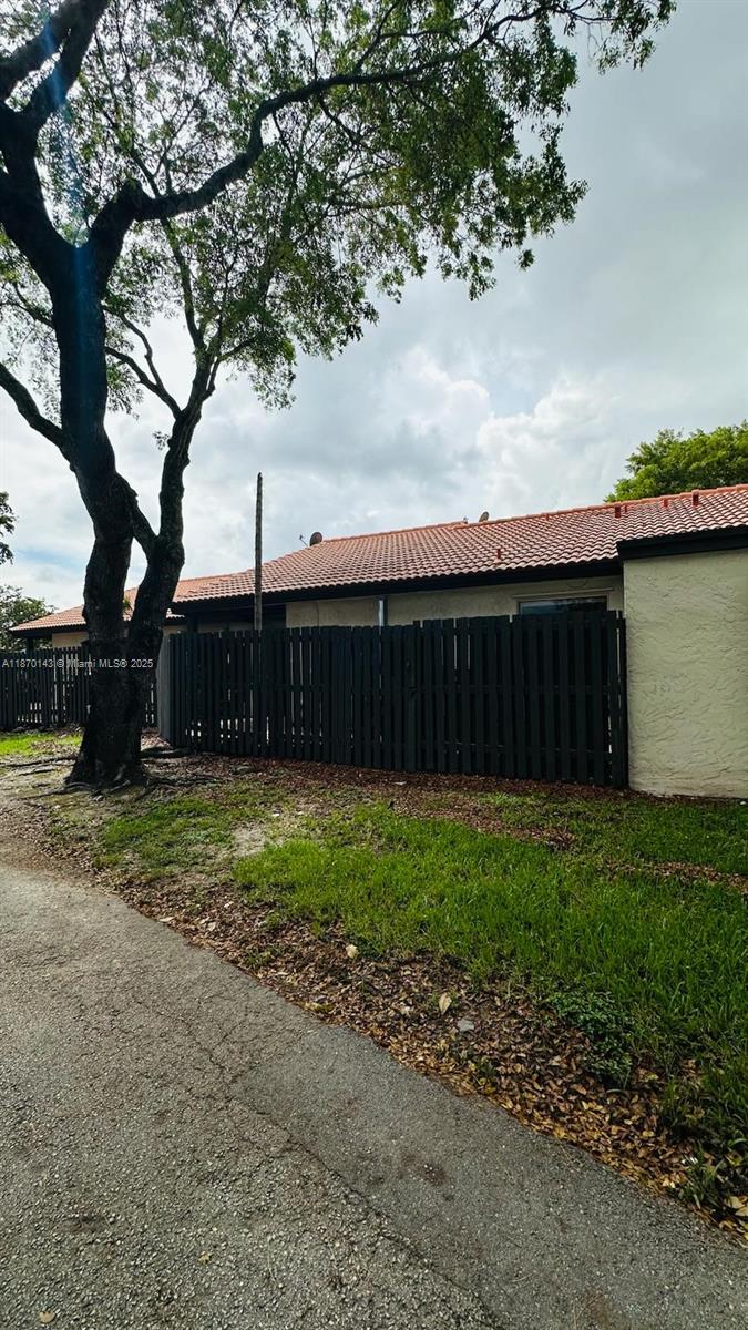 LAKES MEADOW VILG HOMES C - Residential Lease