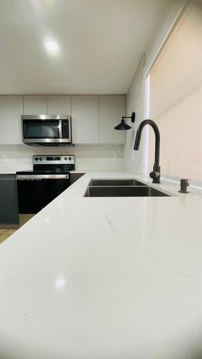 LAKES MEADOW VILG HOMES C - Residential Lease