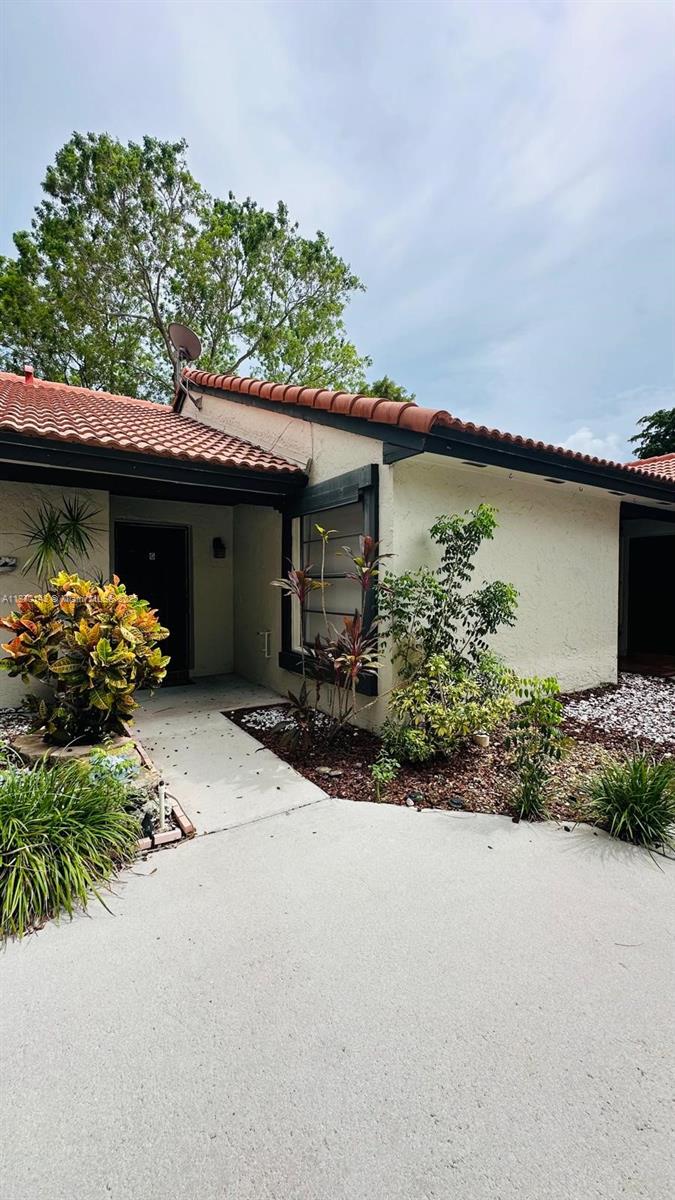 LAKES MEADOW VILG HOMES C - Residential Lease