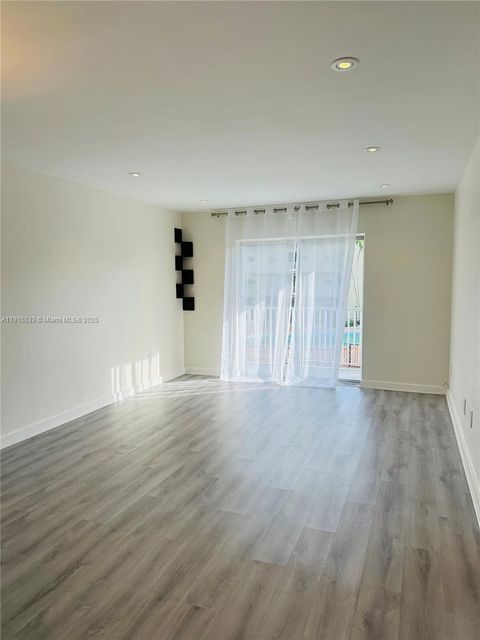 7505 SW 82nd St 211 Miami FL 33143