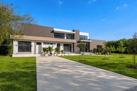 5825 SW 111th Ter Pinecrest FL 33156