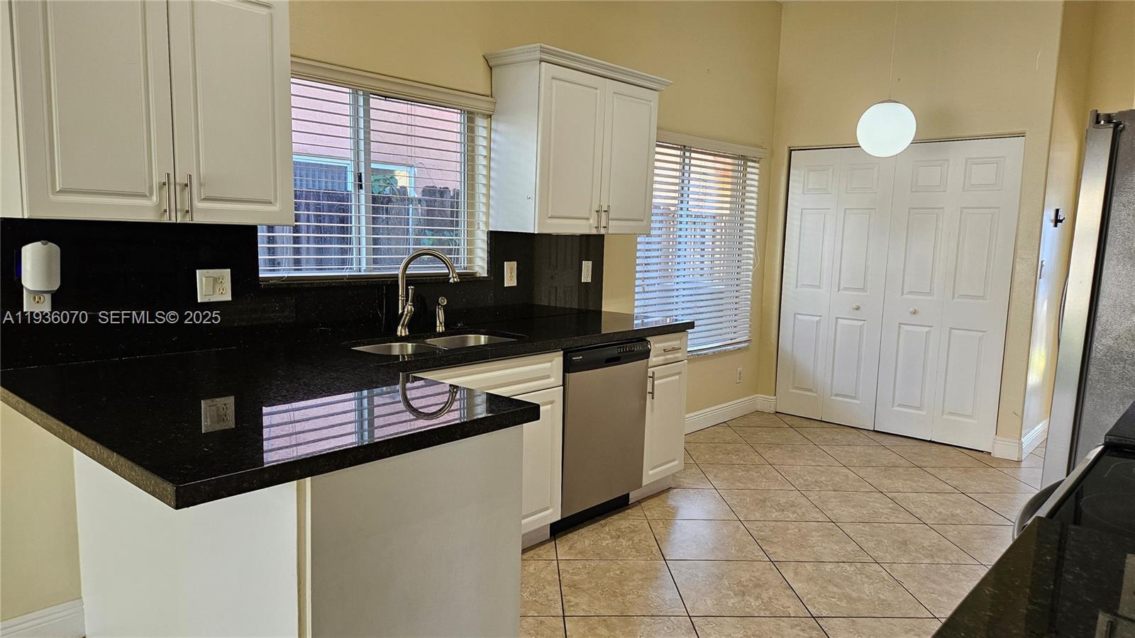 FANTASY REEF - Residential Lease
