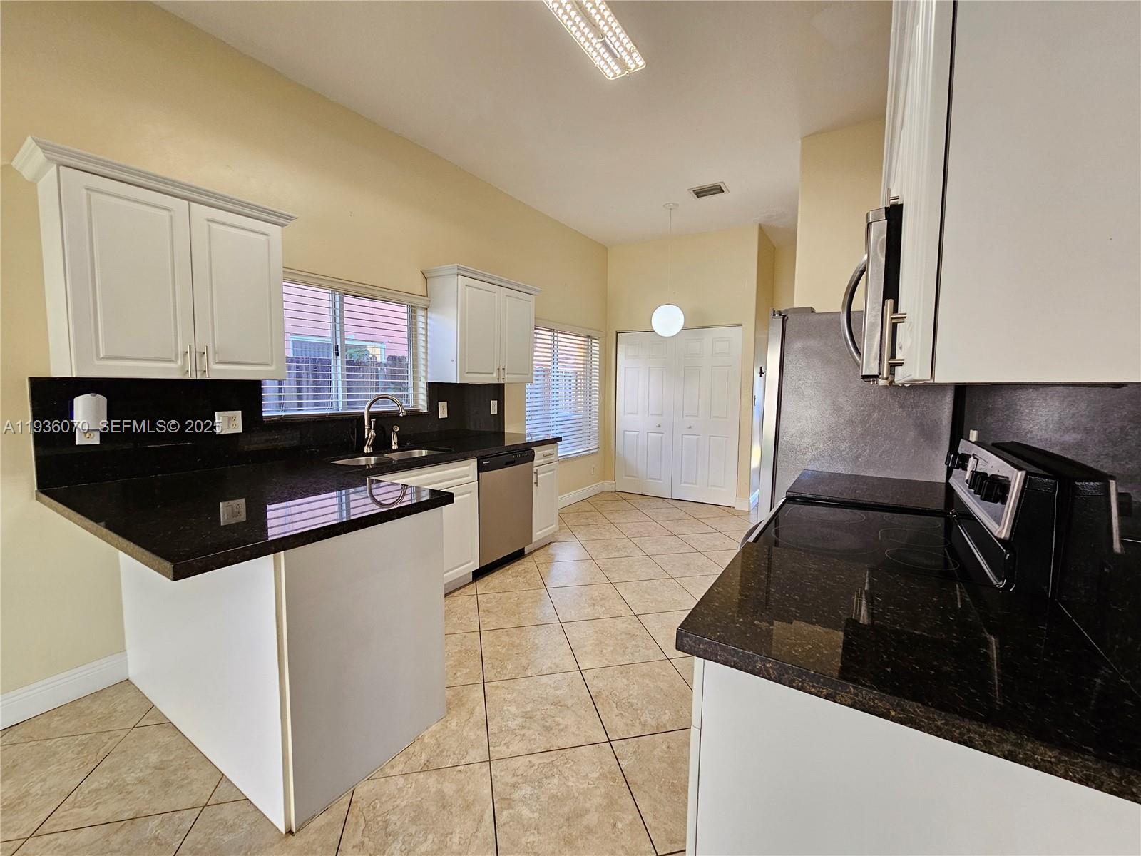 FANTASY REEF - Residential Lease