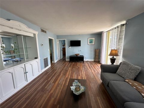 7900 Tatum Waterway Dr 314 Miami Beach FL 33141