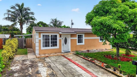 Tiny photo for 721 N 69th Ave, Hollywood, FL 33024 (MLS # A12047662)
