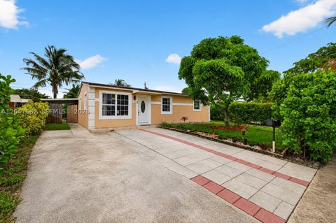 Tiny photo for 721 N 69th Ave, Hollywood, FL 33024 (MLS # A12047662)