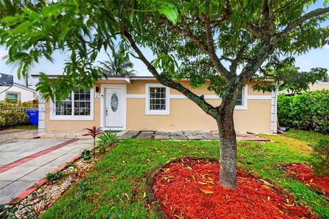 Tiny photo for 721 N 69th Ave, Hollywood, FL 33024 (MLS # A12047662)
