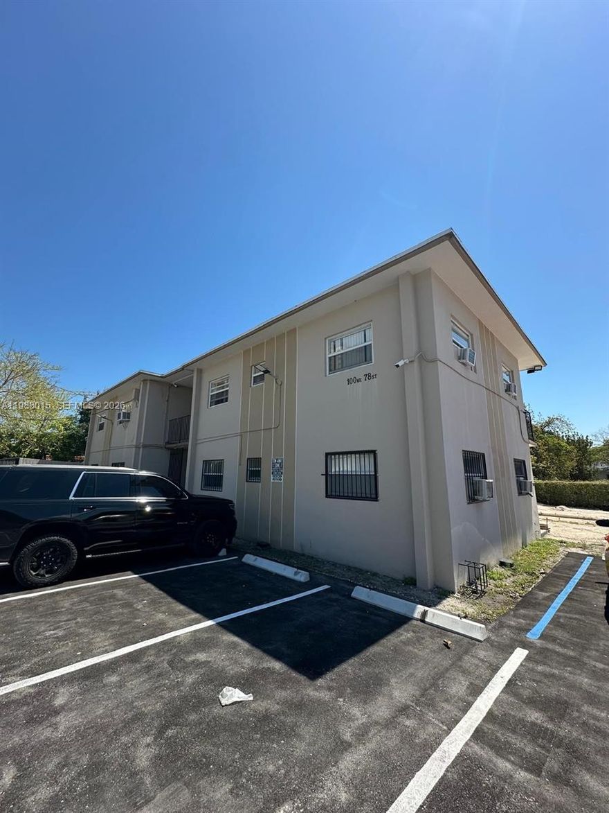 Ready to move in. Parking available. Cozy 1b/1b. Washer & Dryer in the property. Gated multifamily. Proximity to retail shopping's, eateries, cafes and high-end restaurants. Spacious Front yard.