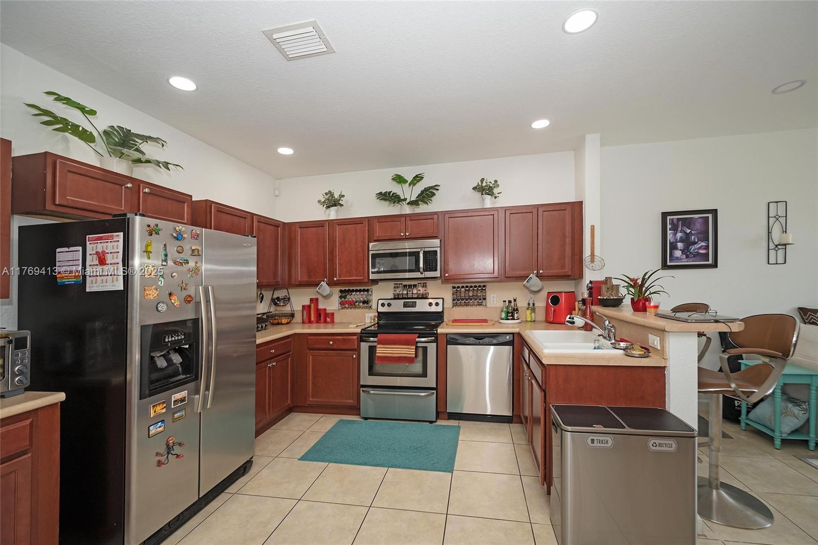 BAYWINDS OF GALAPAGOS - Residential