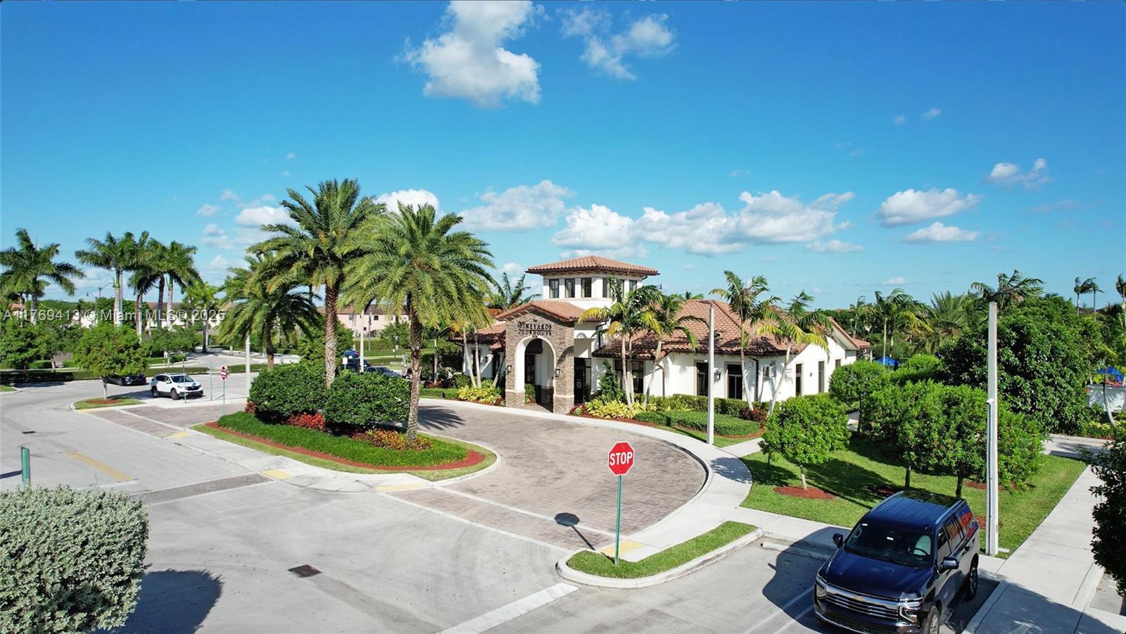 BAYWINDS OF GALAPAGOS - Residential