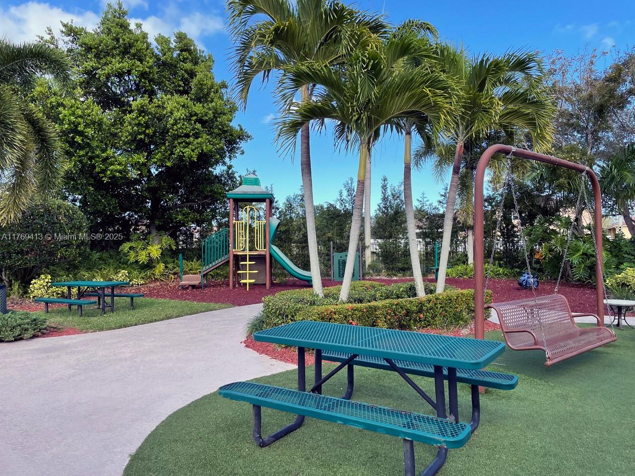 BAYWINDS OF GALAPAGOS - Residential