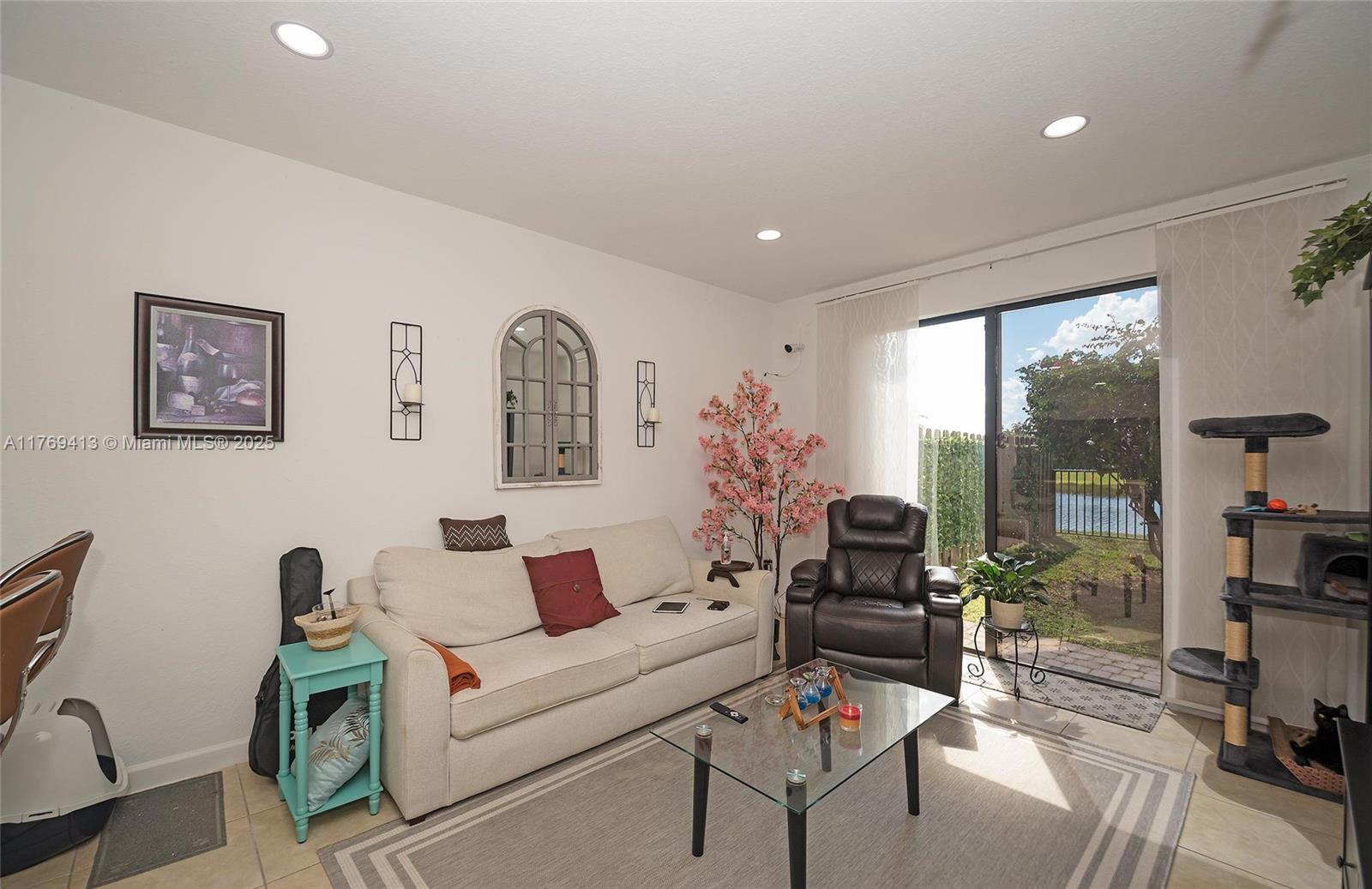 BAYWINDS OF GALAPAGOS - Residential