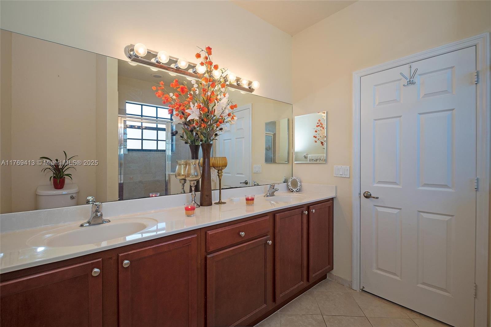 BAYWINDS OF GALAPAGOS - Residential