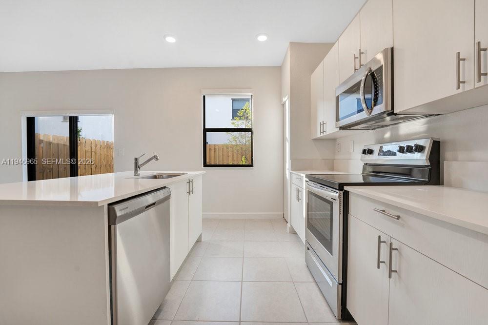 SILVER PALM RESIDENTIAL H - Residential Lease