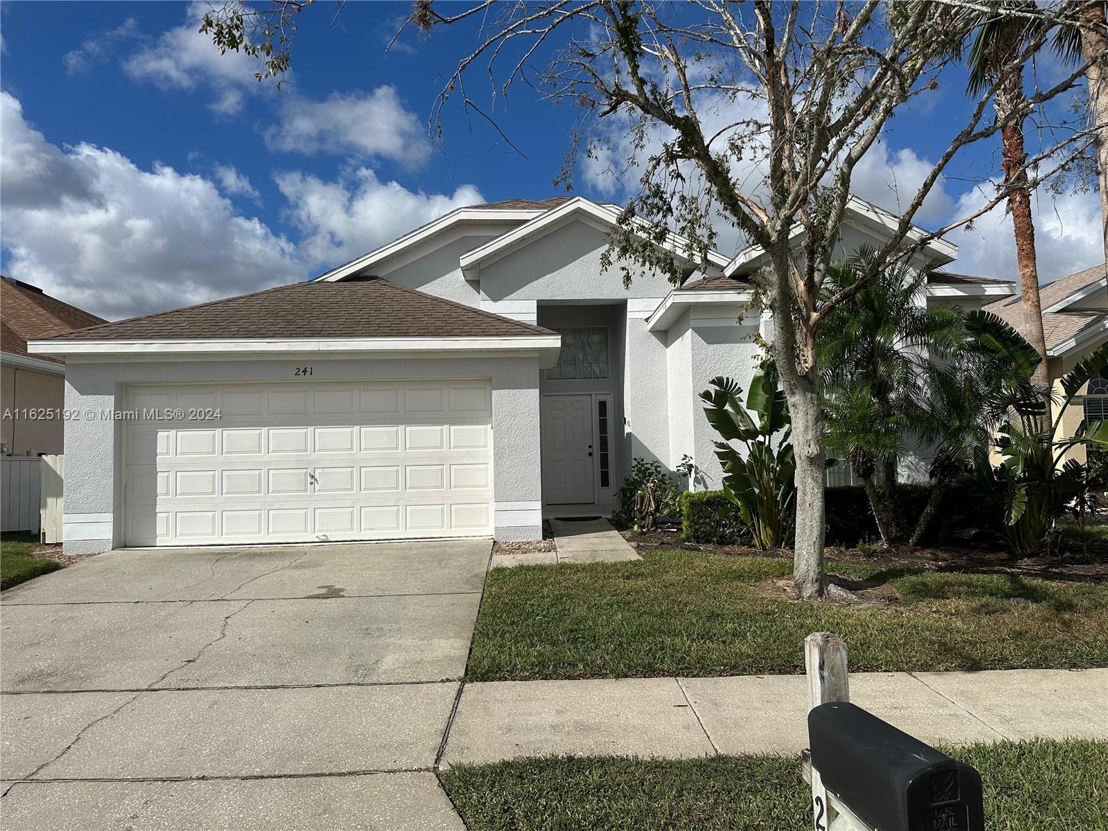 Excellent 4bed and 3 full bath in Hampton Estates. First masters bedrooms with walk-in-closet,  pool fenced, Laminate floor, excellent community. Tennis court, club house, 2 Car Garage, Washer and dryer. Near to de Parks, Near the Shopping centers, HOA provides private security patrols, Spacious living roon and dinnig room.