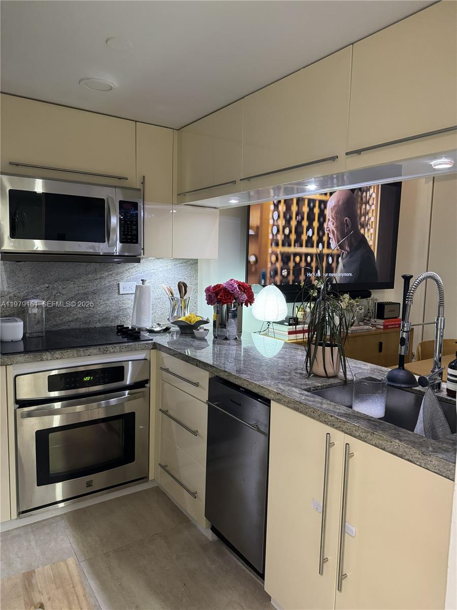 GROVE SQUARE CONDO - Residential