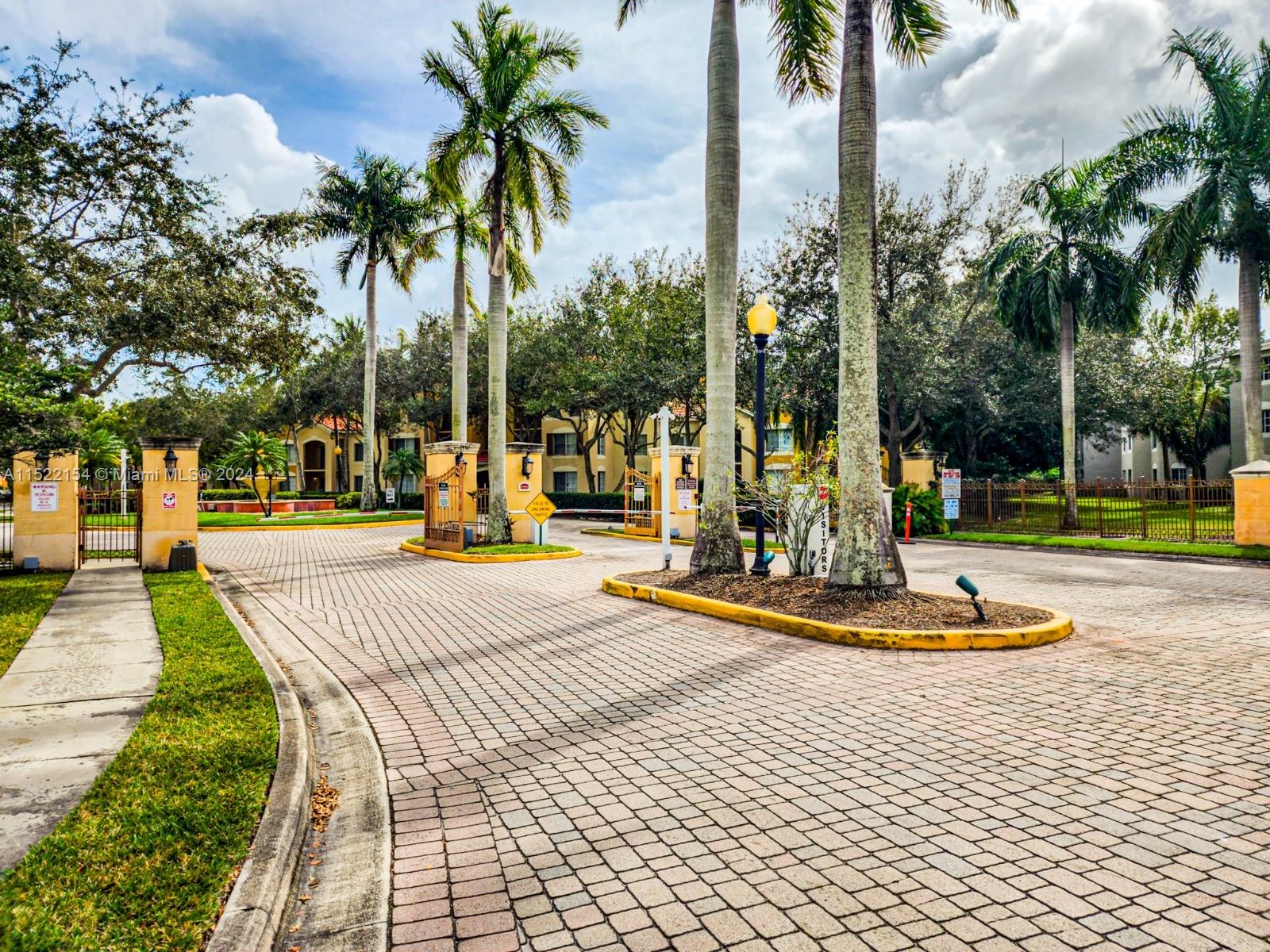 EMERALD ISLE AT LAGUNA LA - Residential