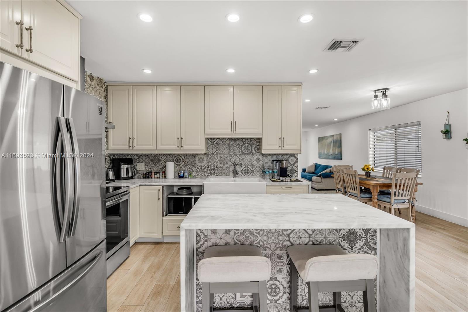 HOLLYWOOD LAKES SECTION - Residential Lease