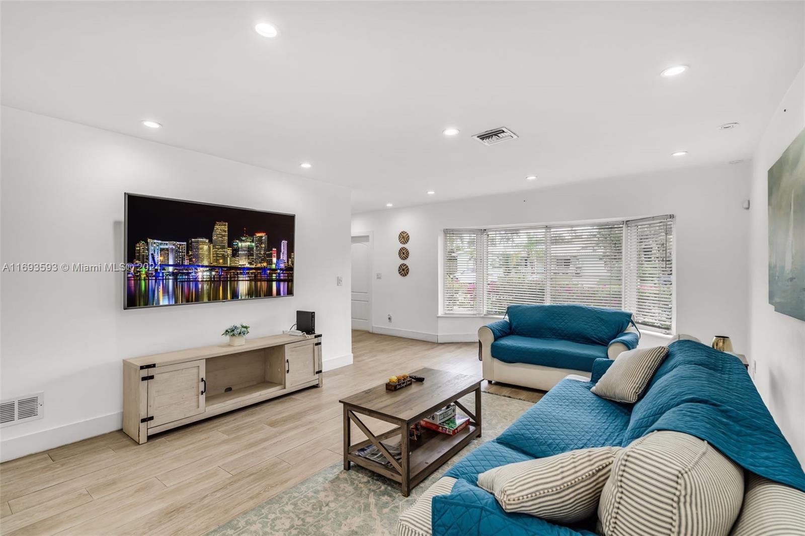 HOLLYWOOD LAKES SECTION - Residential Lease