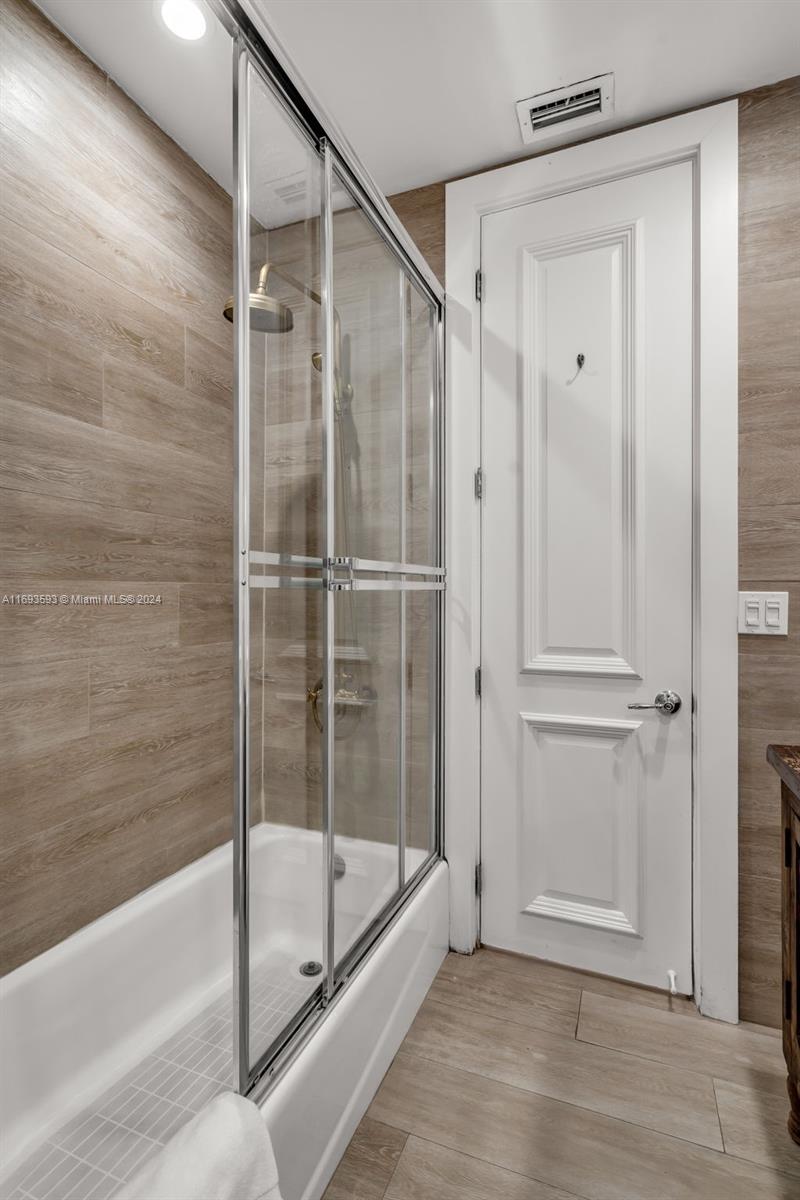 HOLLYWOOD LAKES SECTION - Residential Lease