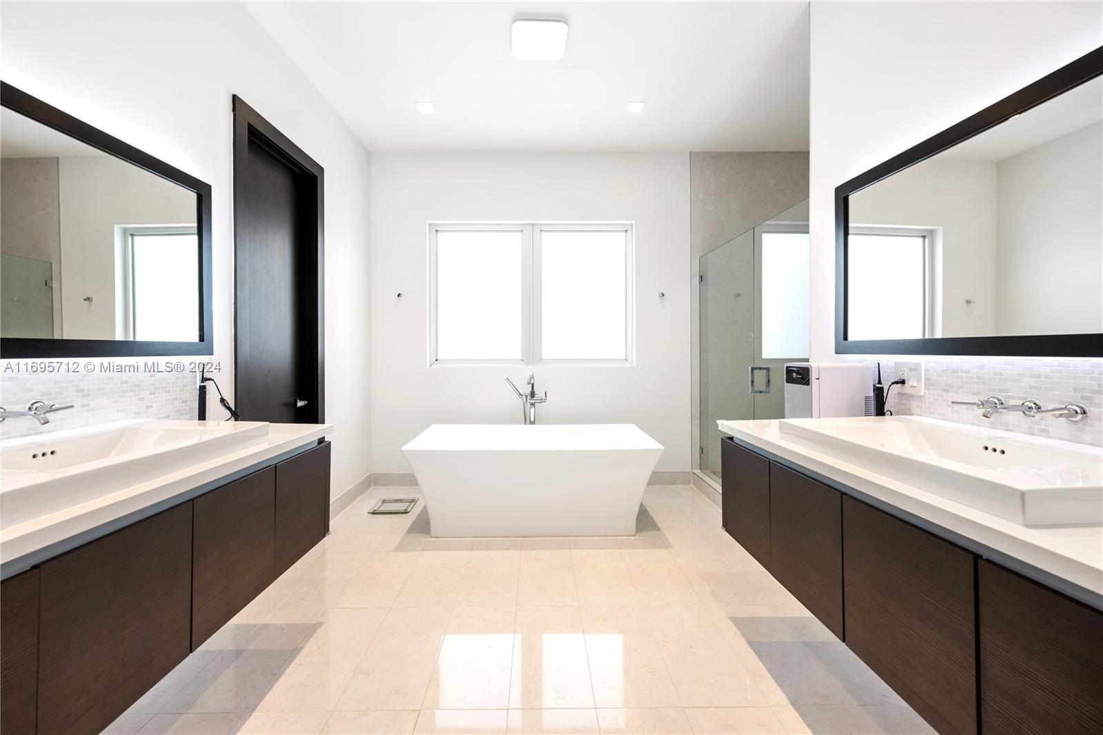 OASIS PARK SQUARE AT DORAL - Residential