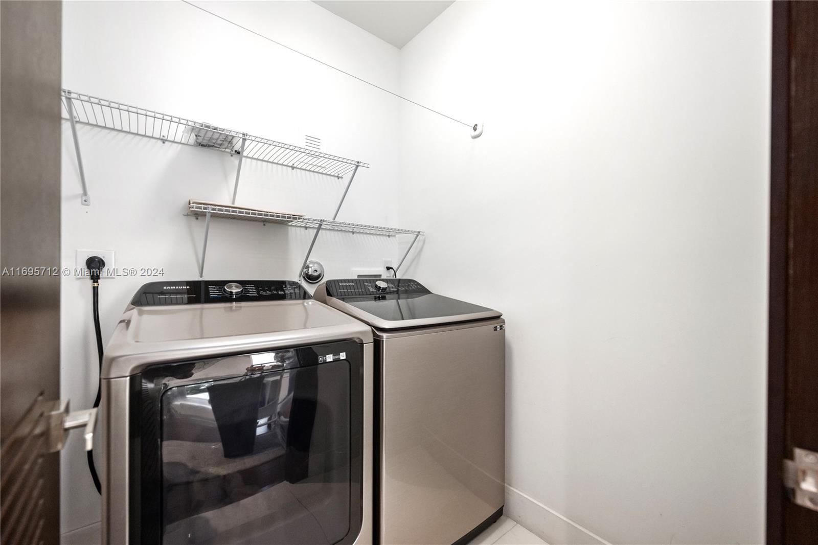 OASIS PARK SQUARE AT DORAL - Residential