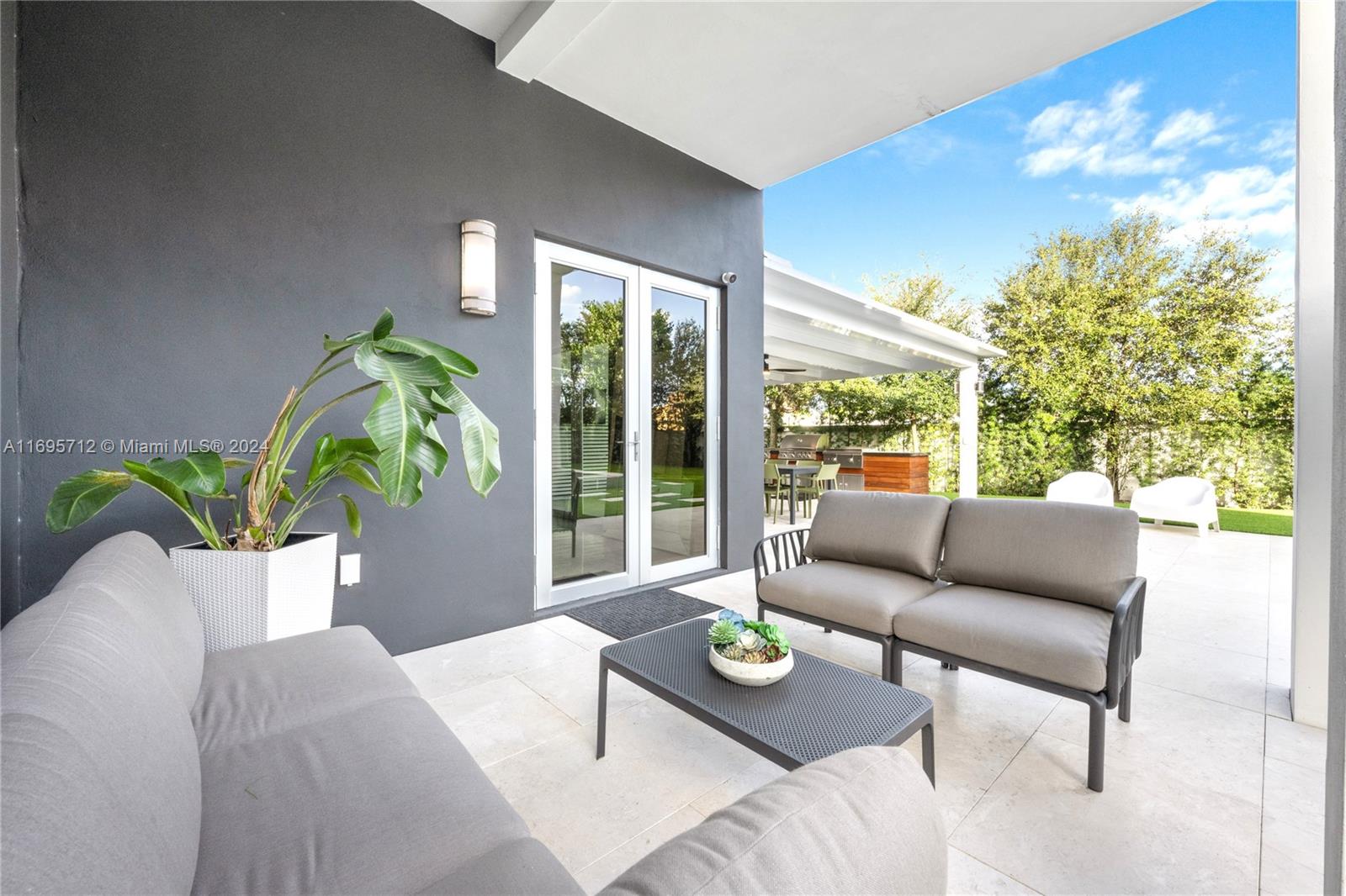 OASIS PARK SQUARE AT DORAL - Residential