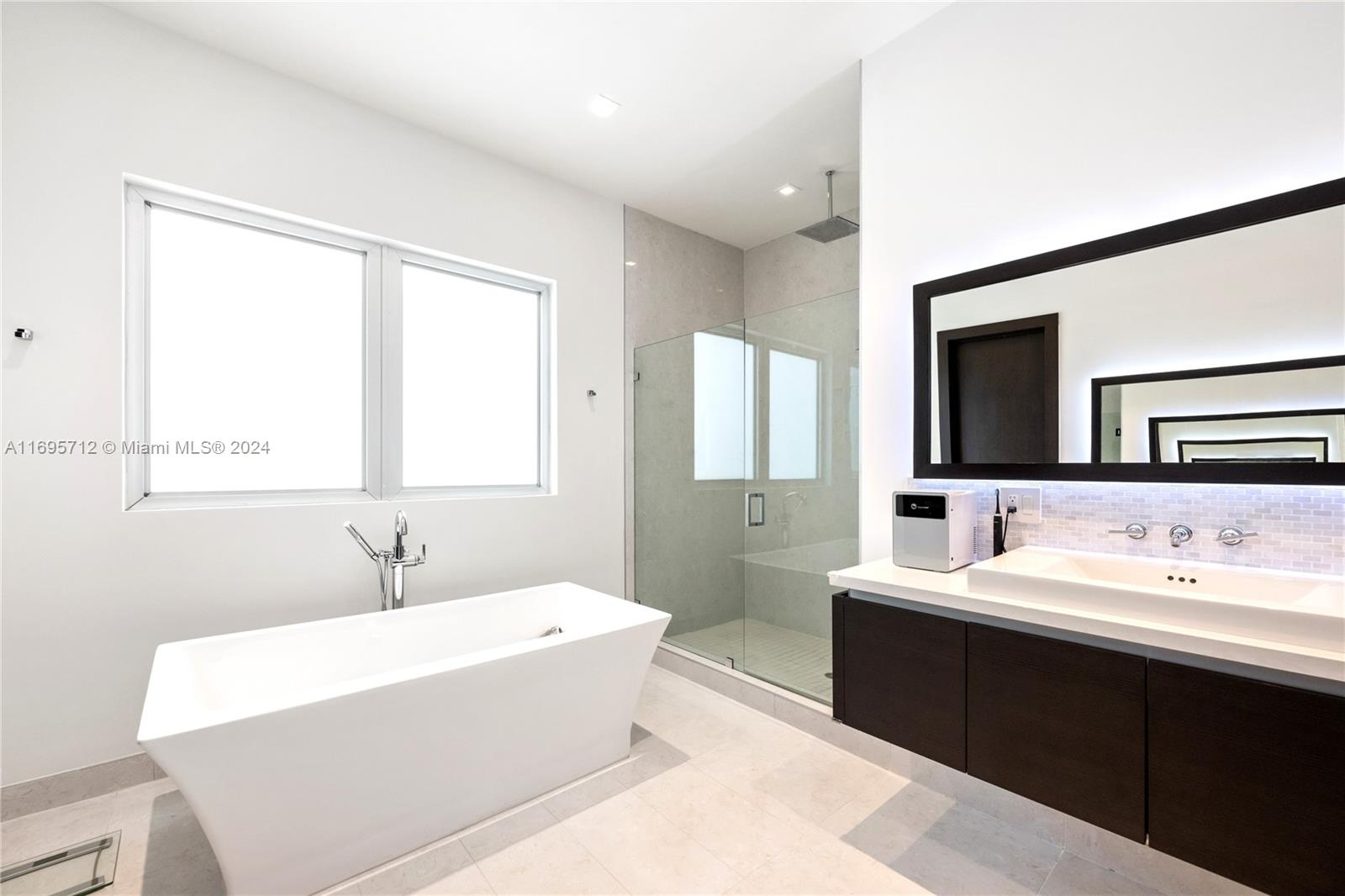 OASIS PARK SQUARE AT DORAL - Residential