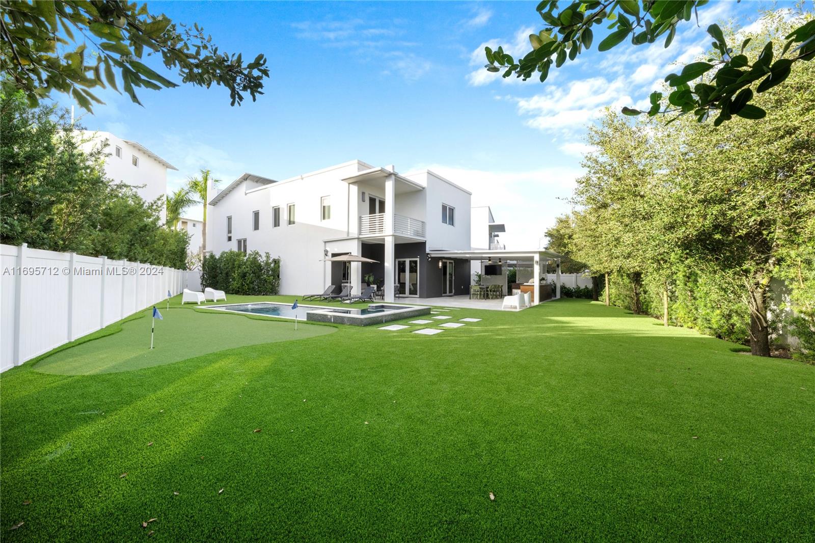 OASIS PARK SQUARE AT DORAL - Residential