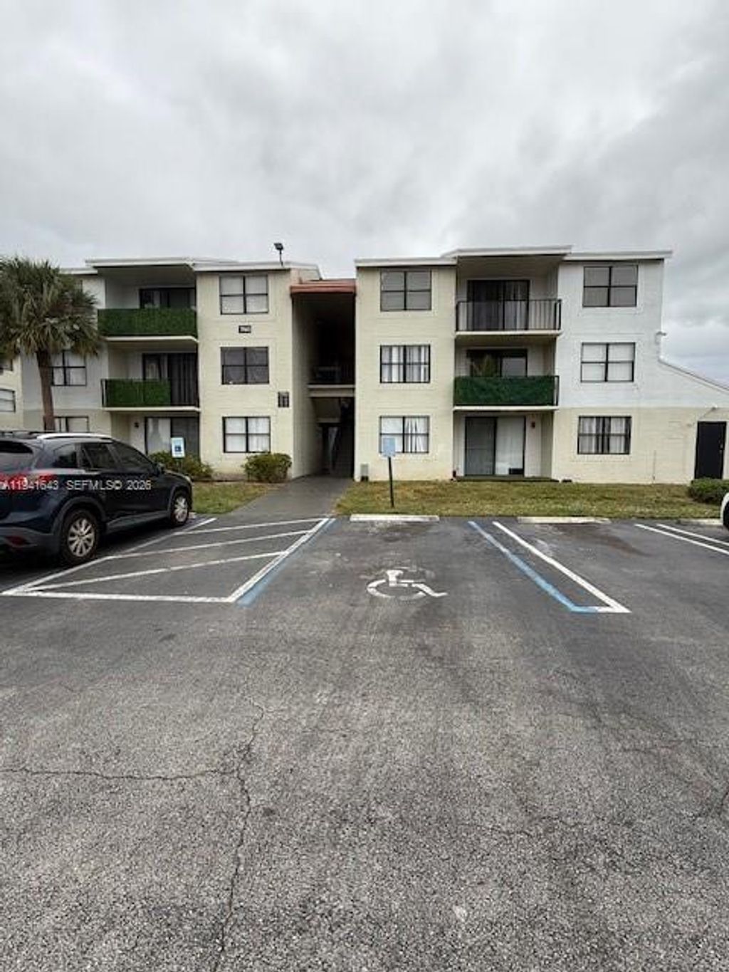 Photo of 760 Executive Center Dr #31, West Palm Beach, FL 33401 (MLS # A11941643)