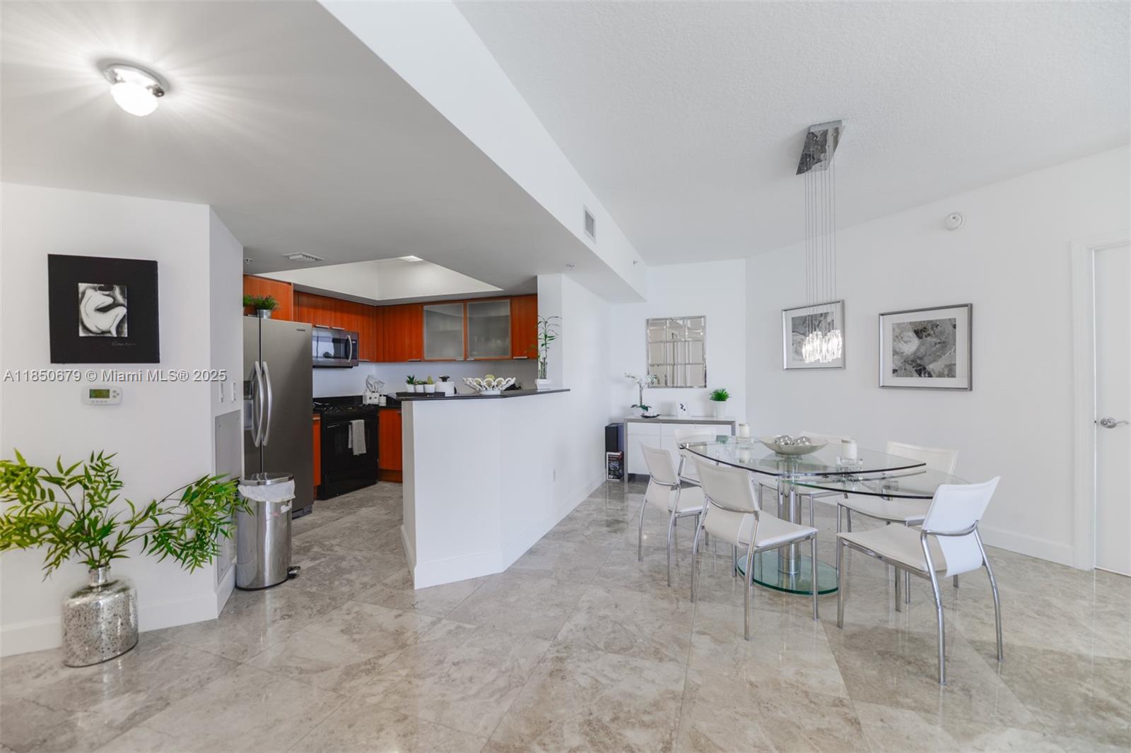 LA PERLA CONDO - Residential Lease