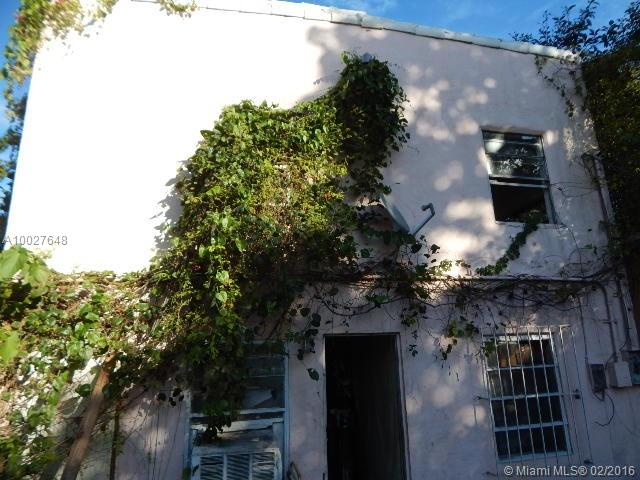 GREAT TRIPLEX FOR INVESTORS LOCATED IN BUENA VISTA GARDENS. INVESTORS DREAM! GREAT INCOME PROPERTY!. BEST PRICE IN THE AREA. PROPERTY WONT LAST! CLOSE TO ALL MAJOR ROADWAYS SUCH AS I-95. NEEDS WORK DONE.