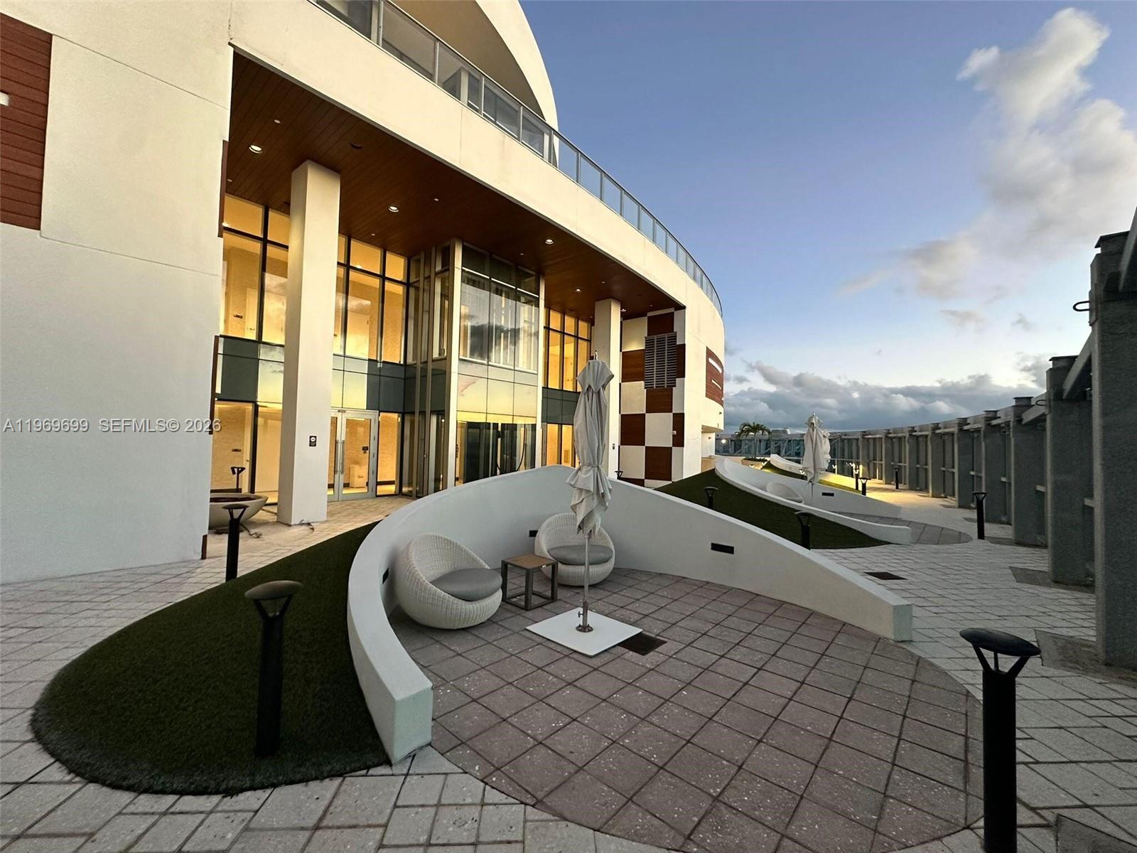 PARAMOUNT MIAMI WORLDCENT - Residential Lease