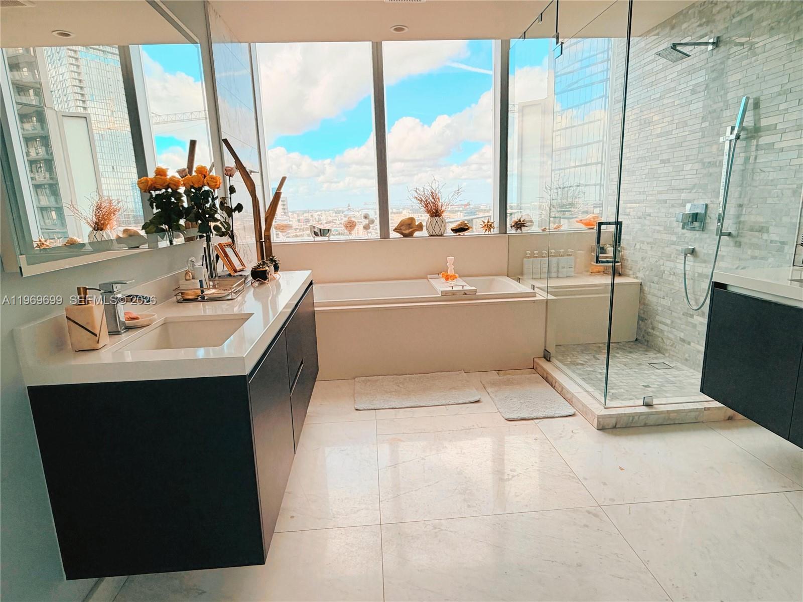 PARAMOUNT MIAMI WORLDCENT - Residential Lease