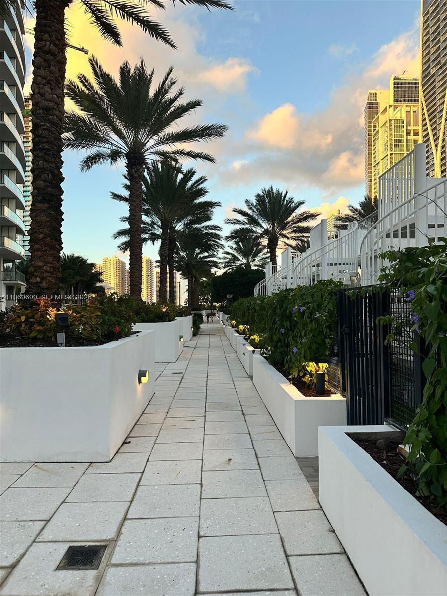 PARAMOUNT MIAMI WORLDCENT - Residential Lease