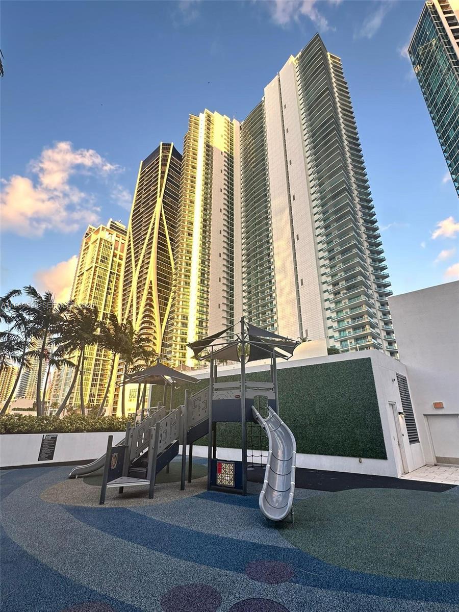 PARAMOUNT MIAMI WORLDCENT - Residential Lease