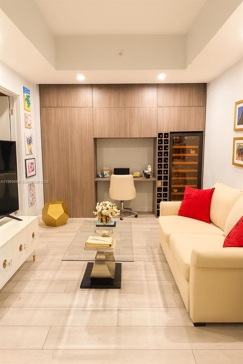 PARAMOUNT MIAMI WORLDCENT - Residential Lease