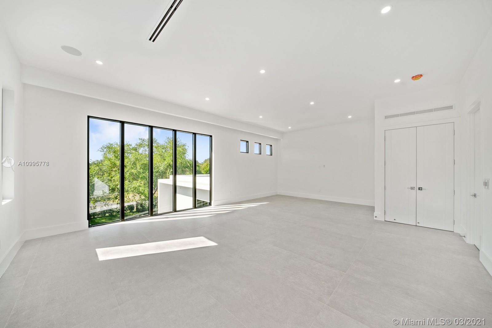 THREE LITTLE GROVES - Residential