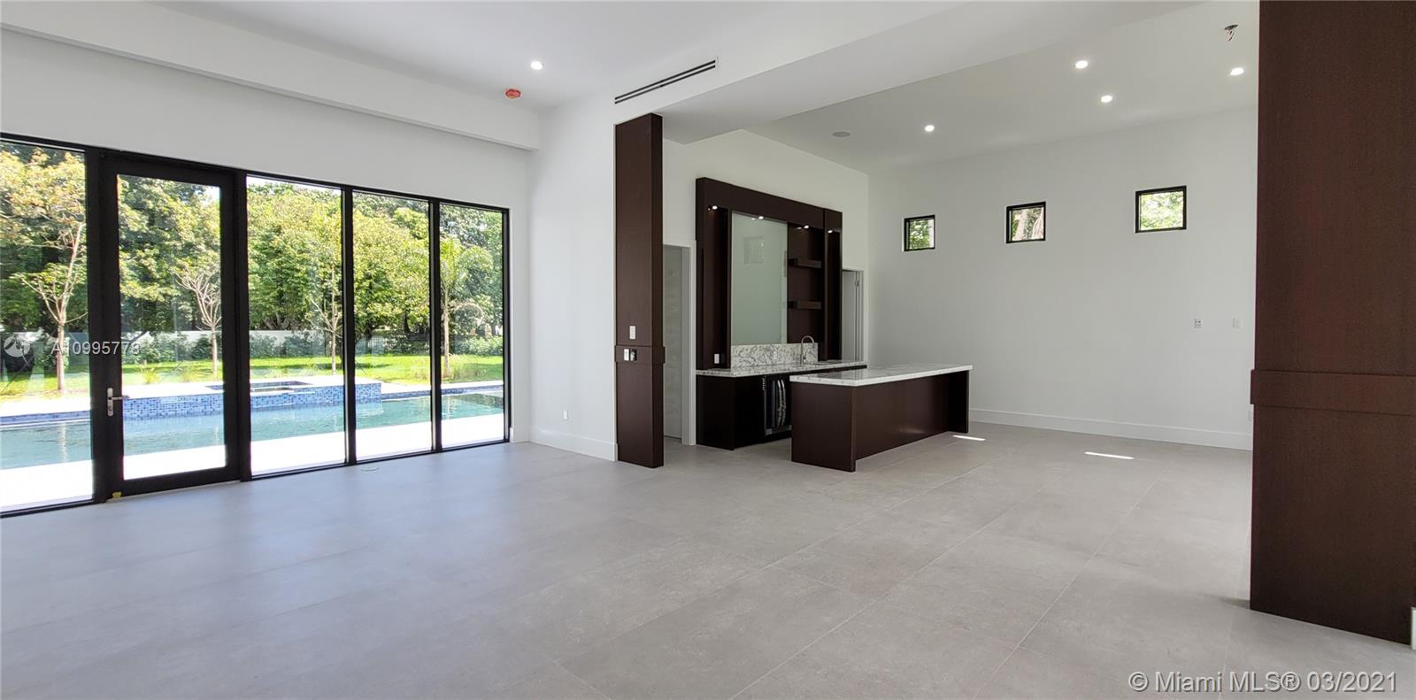 THREE LITTLE GROVES - Residential