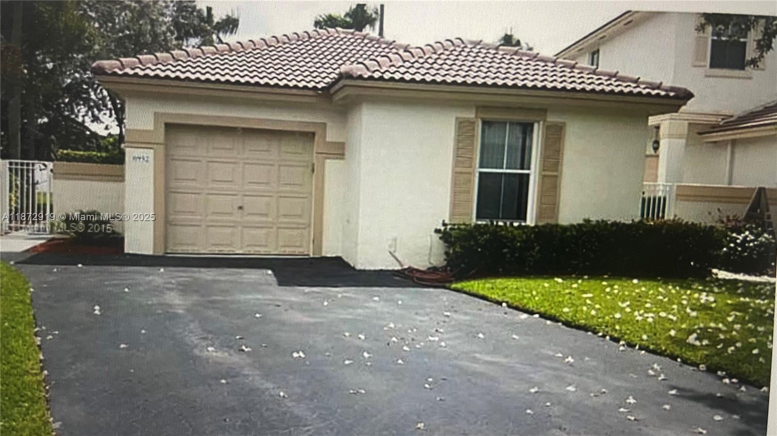 CHARMING AND QUAINT ALL ROLLED UP IN ONE, ENJOY LIVING AT ITS FINEST. SPLIT FLOOR PLAN, WOOD FLOORS IN THE BEDROOMS, WALK IN CLOSET IN THE MASTER BEDROOM, TILE IN THE LIVING AREAS, BEAUTIFUL KITCHEN, CABINETS, GRANITE COUNTER TOPS, STAINLESS STEEL APPLIANCES, COUNTER ISLAND, ENJOY YOUR BBQ IN THE NICE BACKYARD. HOME CENTRALLY LOCATED TO MAJOR HWYS, A RATED SCHOOLS,SHOPPING CENTER,MALL,HOSPITAL ETC. EASY TO SHOW