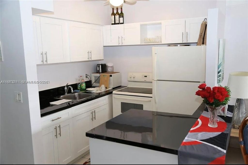 Photo of 815 SW 10th Ter #4V, Hallandale Beach, FL 33009 (MLS # A11983241)