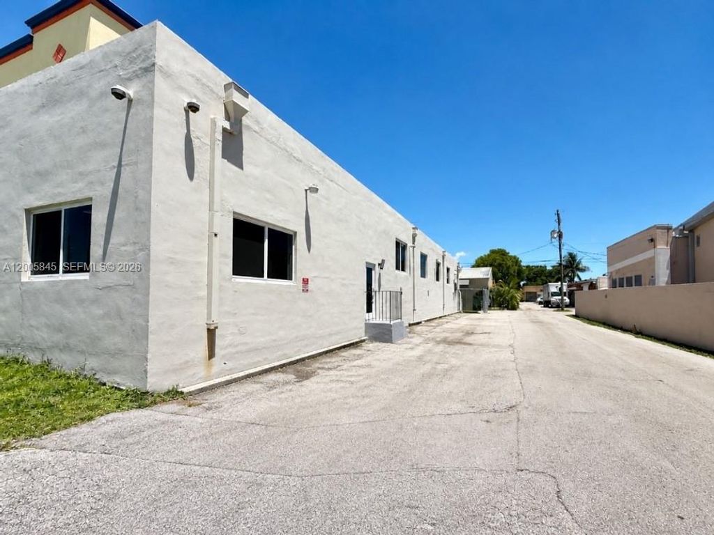Photo of 2029 Taft St, Hollywood, FL 33020 (MLS # A12005845)