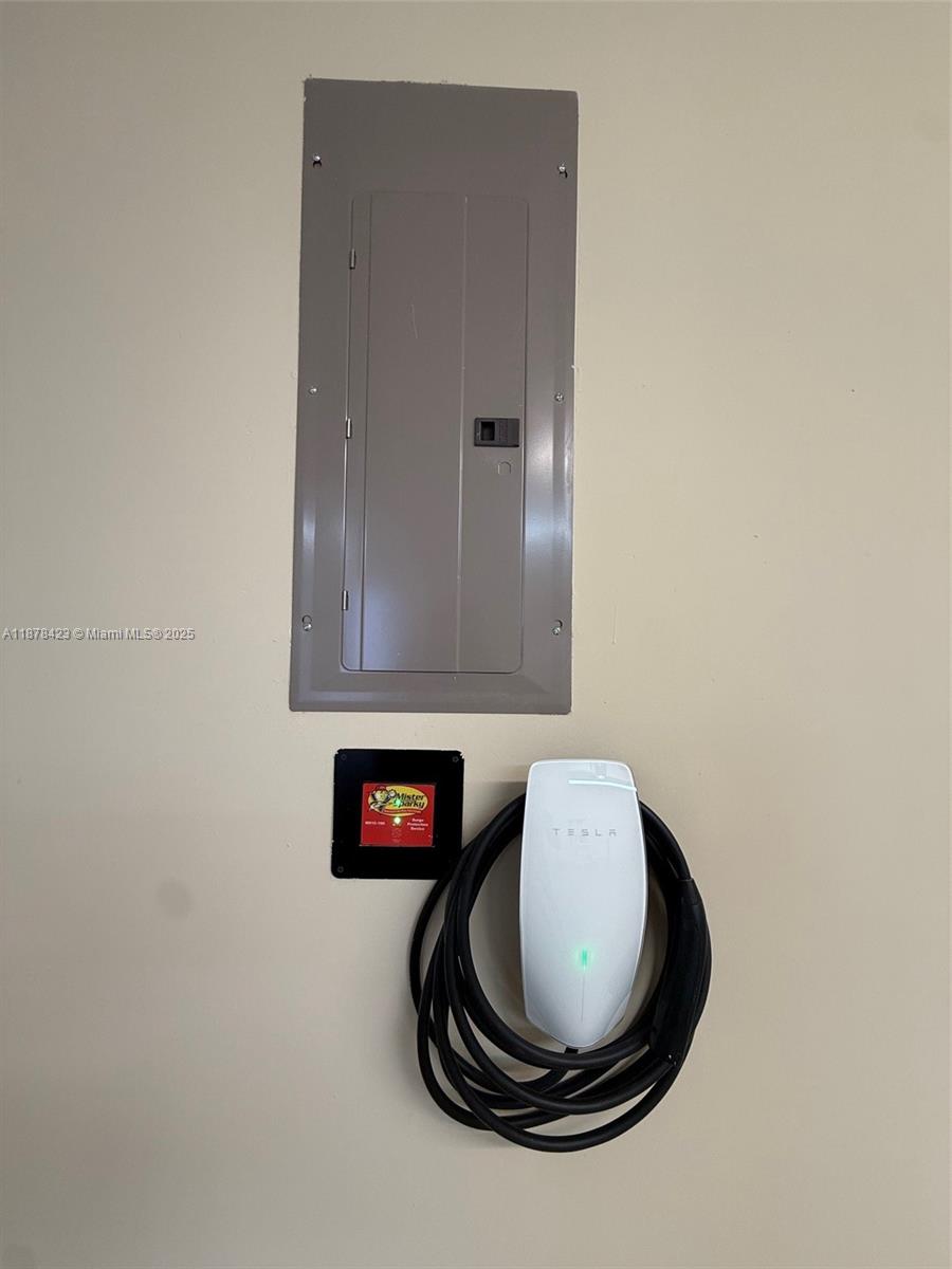 FLAMINGO GARDENS-PHASE TW - Residential Lease