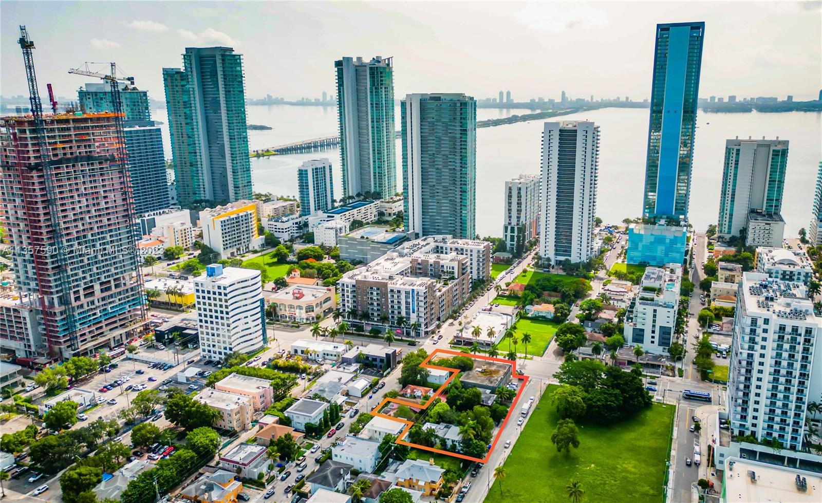 ESCOTTONIA PARK - Land